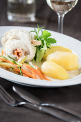 Zanderröllchen mit Gemüse und Kartoffeln