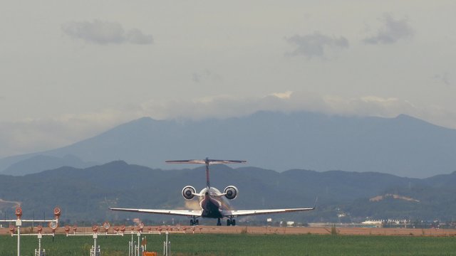 仙台空港の旅客機離陸シーン