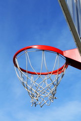 Naklejka premium basketball hoop transparent on blue sky background