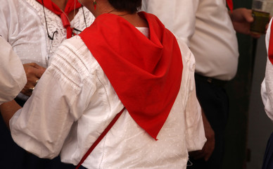 Gente de fiesta en la feria de Espelette, Francia