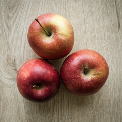 pommes sur le bois