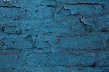 Pared deteriorada pintada de azul.