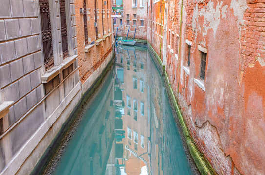 Fototapeta Lovely bridge on the canal of Venice