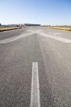 Simbolo X di pista di atterraggio chiusa di un aeroporto abbandonato 