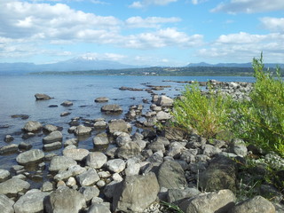 Nuves y rocas lago Villarica