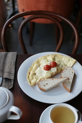 Завтрак с омлетом и чаем на столе