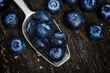 Blaubeeren auf Löffel auf Holz