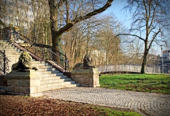 Steintreppe mit Tierskulpturen im Park