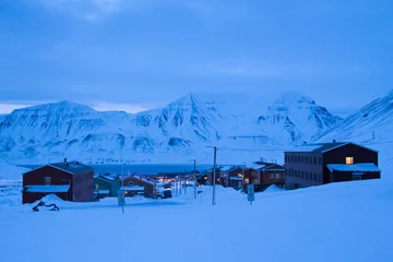 Photo sur Plexiglas Cercle polaire View of Longyearbyen during the polar night . Spitsbergen (Svalb