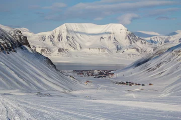 Papier Peint photo Arctique The city is surrounded by mountains. Longyearbyen, Spitsbergen