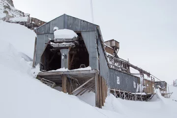 Tischdecke Exterior of an abandoned Arctic coal mine buildings in Longyearbyen © aalutcenko