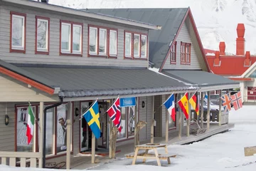 Papier Peint photo Cercle polaire  The flags on one of the buildings in Longyearbyen, Spitsbergen