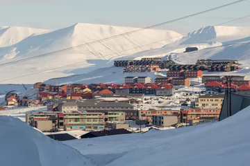 Fotobehang Een stadsdetails van Longyearbyen - de meest noordelijke nederzetting ter wereld © aalutcenko
