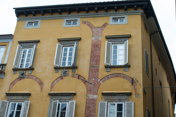 Fototapeta na wymiar Facciata palazzo signorile, archi, centro storico