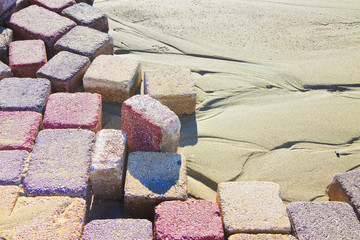 Colored concrete flooring assembled on a substrate of sand