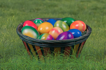 osterkorb mit eiern