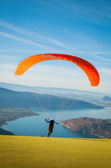 Obrazy na Plexi  Paralotniarstwo nad jeziorem Annecy
