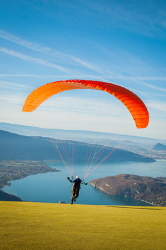 Parapente au-dessus du lac d'Annecy