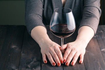 Woman hand holds the wine glass