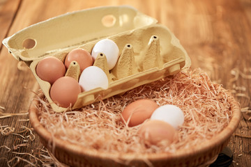 Frische Eier in einer Kartonschachtel