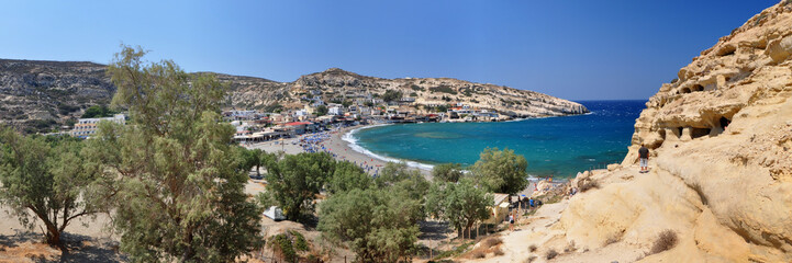 Fototapeta na wymiar Matala mit Strand und Wohnhöhlen / Insel Kreta