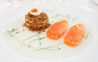 Salmon fillet with bread and caviar