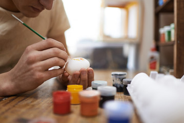 young man raskarashivaet egg