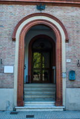 Fototapeta na wymiar Porta di ingresso palazzo con arco