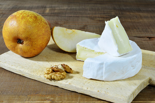 Camembert cheese with pears and walnut