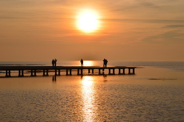 Fototapeta premium puesta de sol con embarcadero