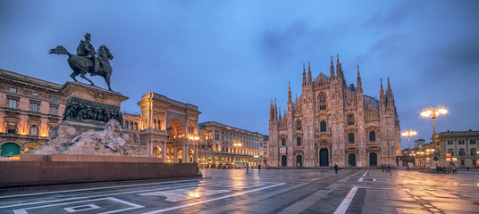 Fototapeta premium Mediolan, Włochy: Piazza del Duomo, Plac Katedralny o wschodzie słońca