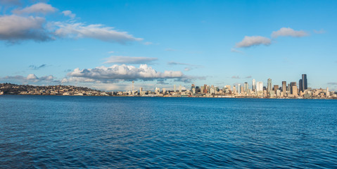 Obraz na płótnie Canvas Sunny Seattle Skyline 3