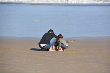 madre e hijo jugando en la playa