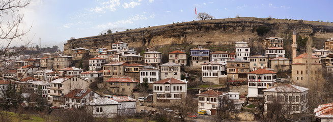 Obraz premium Safranbolu houses and hill panorama on snowy winter time Karabuk Turkey