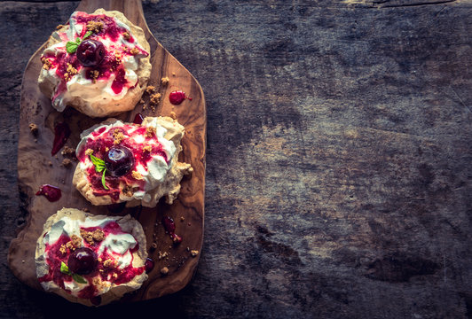 Meringues Pavlova Cake