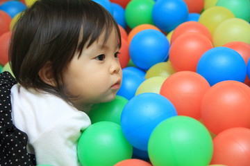 Fototapeta na wymiar ボールプールで遊ぶ赤ちゃん(1歳児)