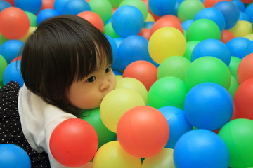 Fototapeta na wymiar ボールプールで遊ぶ赤ちゃん(1歳児)