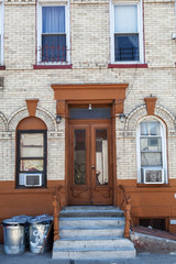 Haustüre eines alten Hauses in der Bronx, New York City