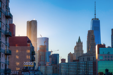 Hochhäuser in Lower Manhattan bei Sonnenuntergang
