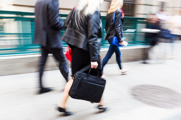 Fototapeta premium Geschäftsleute in der Stadt in Bewegungsunschärfe