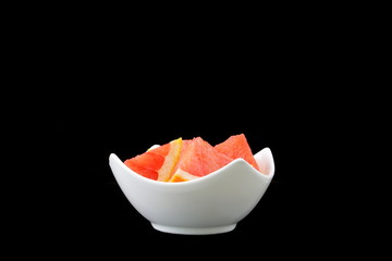 grapefruit stücke in einer porzellan schale
