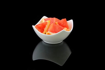 grapefruit stücke in einer porzellan schale