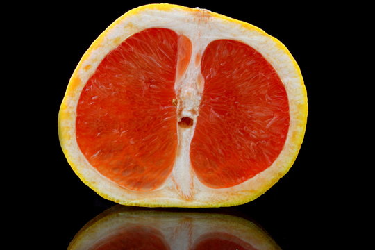 eine nahaufnahme von einer halben grapefruit