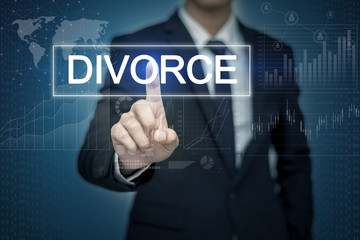 Obraz premium Businessman hand touching DIVORCE button on virtual screen