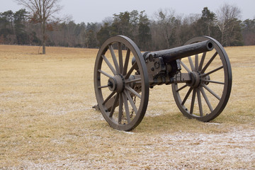 Fototapeta na wymiar Bull Run Cannon in Field