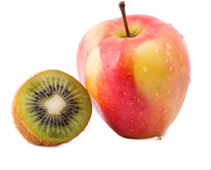 Изолированное яблоко и киви на белом фоне