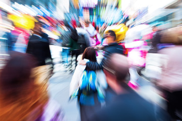 Bild mit kreativem Zoom-Effekt einer Menschenmenge in der Großstadt