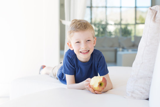 kid eating apple