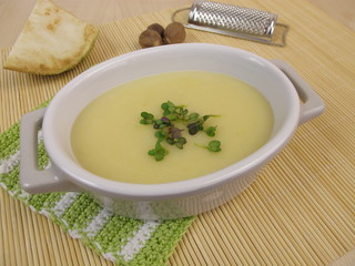 Selleriesuppe mit Radieschensprossen