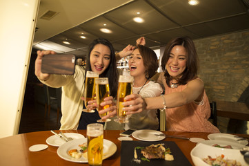 Three women have taken the place you are toast with beer in the smartphone